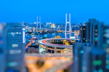 cityscape Şanghay, Çin ile kentsel trafik gece görünümü.