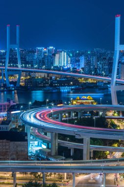 cityscape Şanghay, Çin ile kentsel trafik gece görünümü.