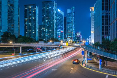 cityscape Şanghay, Çin ile kentsel trafik gece görünümü.