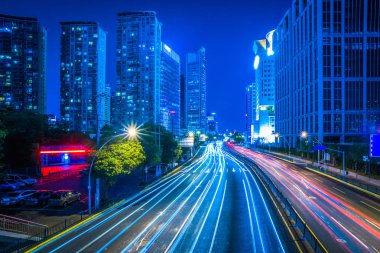 cityscape Şanghay, Çin ile kentsel trafik gece görünümü.
