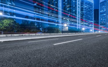 yolda trafik lambası yollar geceleri Çin'bulanık..