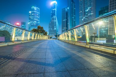 Shanghai, Çin için gece cityscape ile yaya köprüsü.