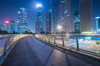 Shanghai, Çin için gece cityscape ile yaya köprüsü.