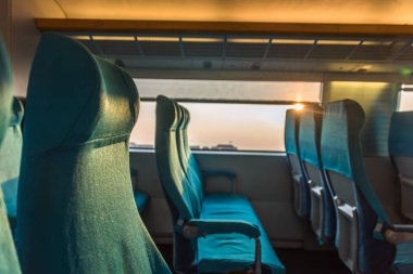 Tren penceresinde tarafından boş sandalye