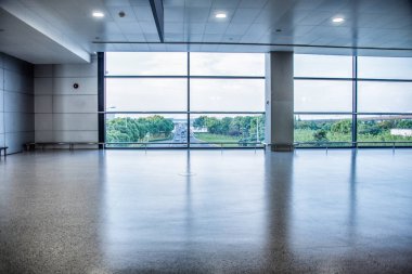 Çin'deki modern şehir boş asfalt yolda.