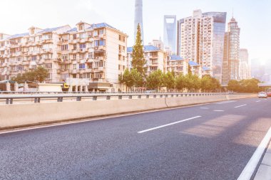 Çin'deki modern şehir boş asfalt yolda.