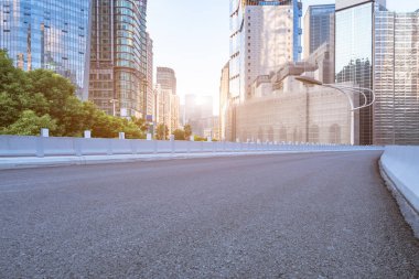 Çin'deki modern şehir boş asfalt yolda.