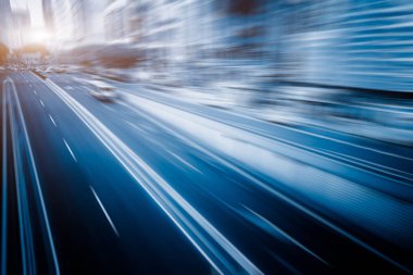 Çin'deki modern şehir boş asfalt yolda.