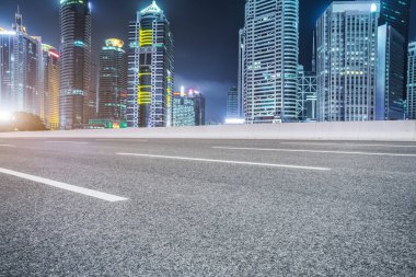Çin'deki modern şehir boş asfalt yolda.