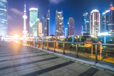 Çin'deki modern şehir boş asfalt yolda.