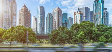 Çin'deki modern şehir boş asfalt yolda.