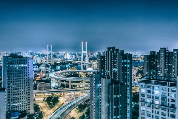 cityscape Şanghay, Çin ile kentsel trafik gece görünümü.