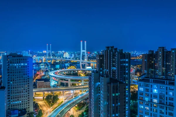 cityscape Şanghay, Çin ile kentsel trafik gece görünümü.