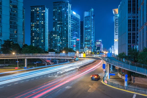 cityscape Şanghay, Çin ile kentsel trafik gece görünümü.