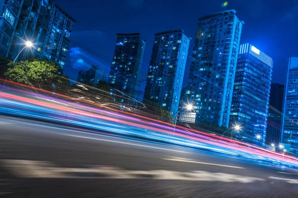 Vista nocturna del tráfico urbano con paisaje urbano en Shanghai, China . — Foto de Stock