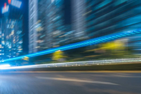 Nachtaufnahme des Stadtverkehrs mit Stadtbild in Shanghai, China. — Stockfoto