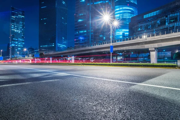 Camino de asfalto vacío a través de la ciudad moderna en Shanghai, China . — Foto de Stock
