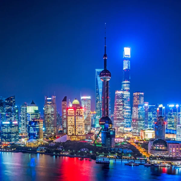Skyline w nocy w Szanghaju w Chinach. — Zdjęcie stockowe