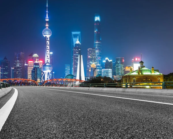 Leere Asphaltstraße durch moderne Stadt in China. — Stockfoto