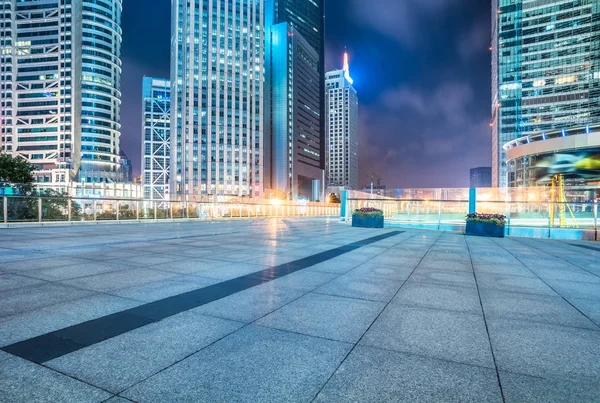 Estrada de asfalto vazia através da cidade moderna na China . — Fotografia de Stock