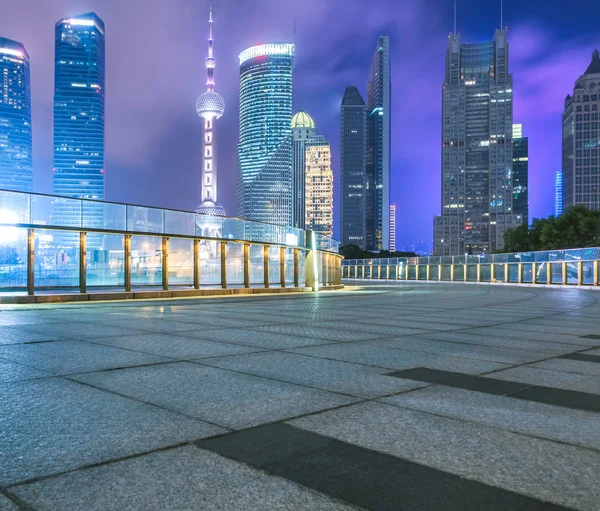 Empty asphalt road through modern city in China. — Stock Photo, Image