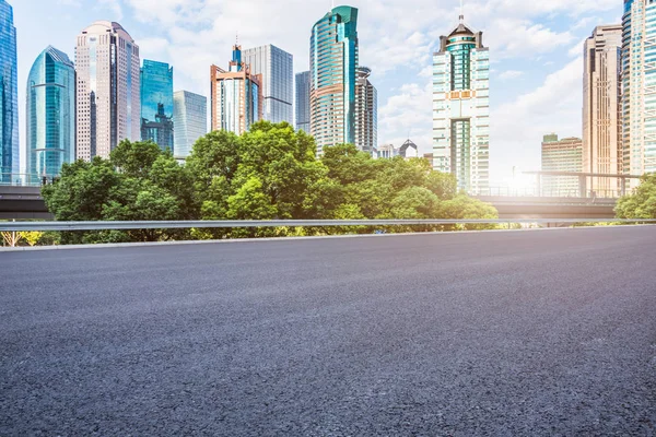 Empty asphalt road through modern city in China. — Stock Photo, Image