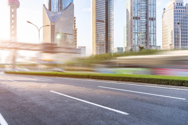 Leere Asphaltstraße durch moderne Stadt in China. — Stockfoto