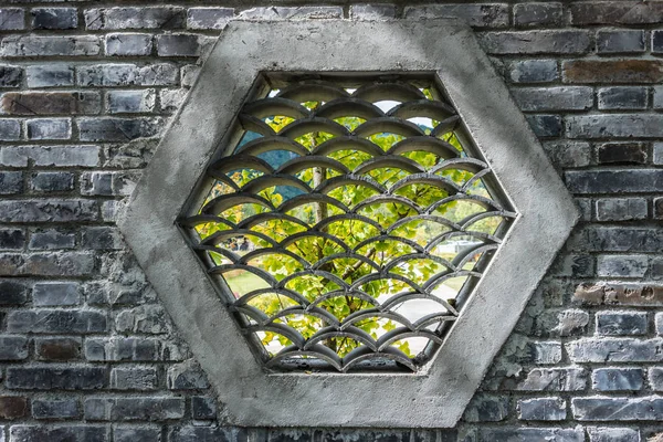 Και τούβλο παράθυρο στην κινεζική κήπο. — Φωτογραφία Αρχείου