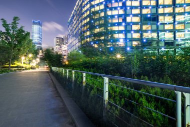 boş asfalt yol ile cityscape ve Shanghai manzarası, gece.