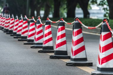 Trafik konileri yolda.