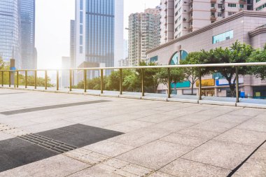 boş asfalt yol ile modern şehir.