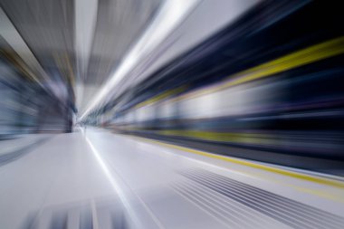 Shanghai istasyonu bırakarak gece bulanık tren.
