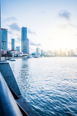 Çin Nehri boyunca şehir şehir manzarası.