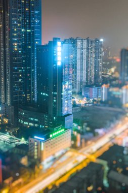 yolda trafik lambası yollar geceleri Çin'bulanık..