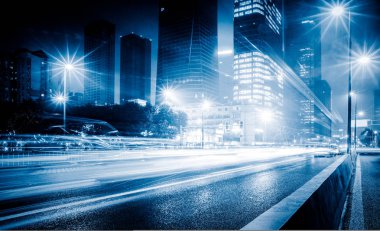 yolda trafik lambası yollar geceleri Çin'bulanık..