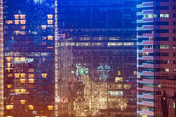 Närbild av moderna kontorsbyggnader, Shanghai, Kina. — Stockfoto