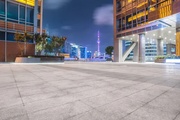 Piso de ladrillo vacío frente al edificio moderno en Shanghai . —  Fotos de Stock