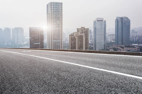 Empty asphalt road through modern city in China. — Stock Photo, Image