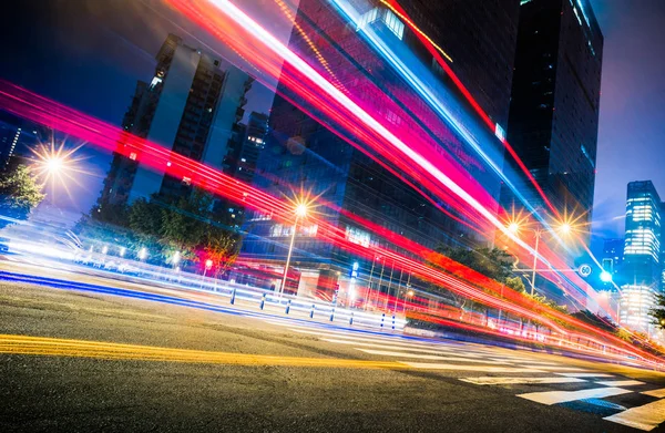 Los senderos difuminados del semáforo en la carretera por la noche en China . — Foto de Stock