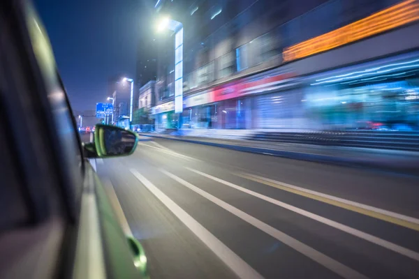 Vue sur la circulation depuis la fenêtre de la voiture sur la route en Chine . — Photo