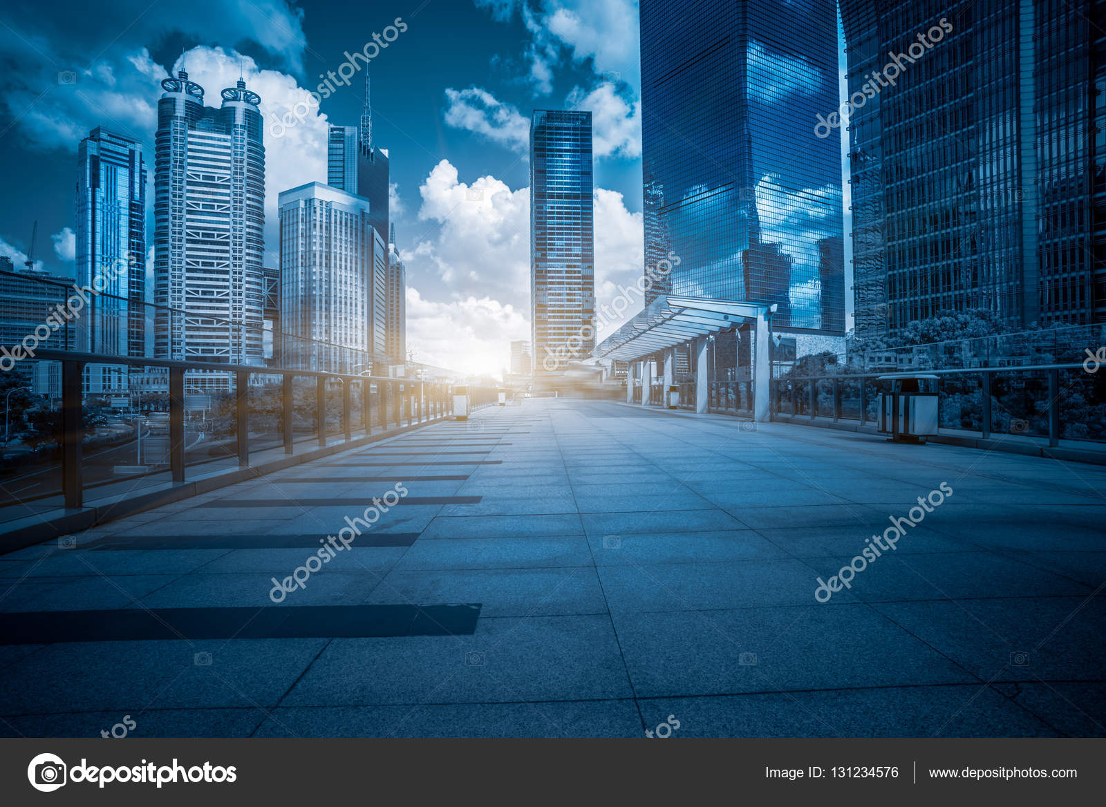 空砖地板与现代建筑背景 图库照片 C Fanjianhua 空砖地板与现代建筑背景 图库照片 C Fanjianhua