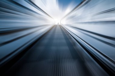 Bir metro istasyonu içinde yürüyen merdiven arka planda manzarası ile.