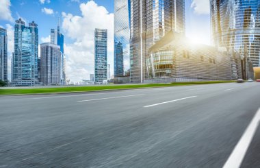 cityscape ve Şanghay manzarası olan boş asfalt yol.
