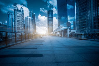 modern arka planda bina ile boş tuğla zemin.