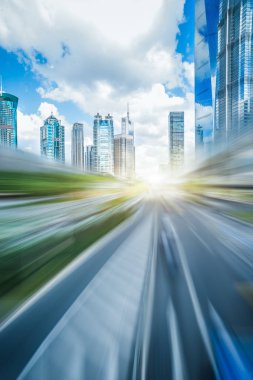 cityscape ve Şanghay manzarası olan boş asfalt yol.