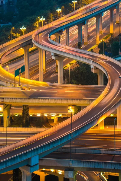 Luchtfoto uitzicht van Shanghai fly-over nachts in China. — Stockfoto