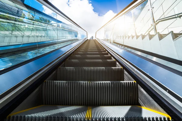 Escada rolante em uma estação subterrânea com horizonte no fundo . — Fotografia de Stock