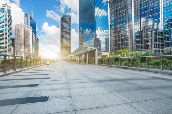 пустой кирпичный пол с современным зданием на заднем плане
.