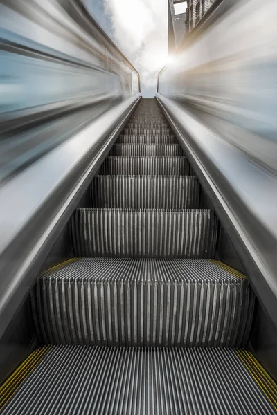 Escalera mecánica en una estación de metro en tono azul . —  Fotos de Stock