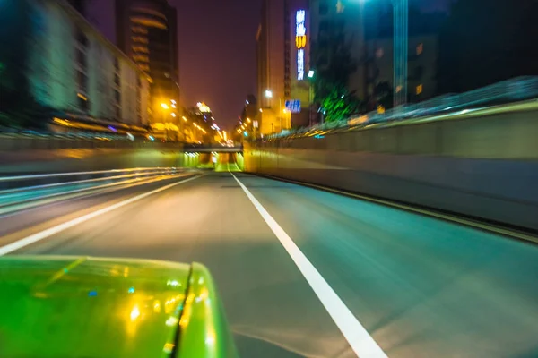 Vue sur la circulation depuis la fenêtre de la voiture sur la route en Chine . — Photo